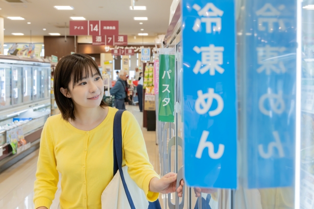 冷凍食品を選ぶ女性